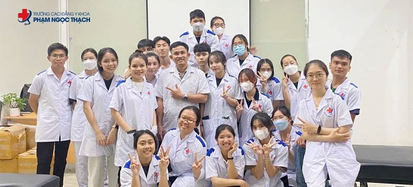Sinh viên ngành Y học cổ truyền tại Trường Cao đẳng Y khoa Phạm Ngọc Thạch